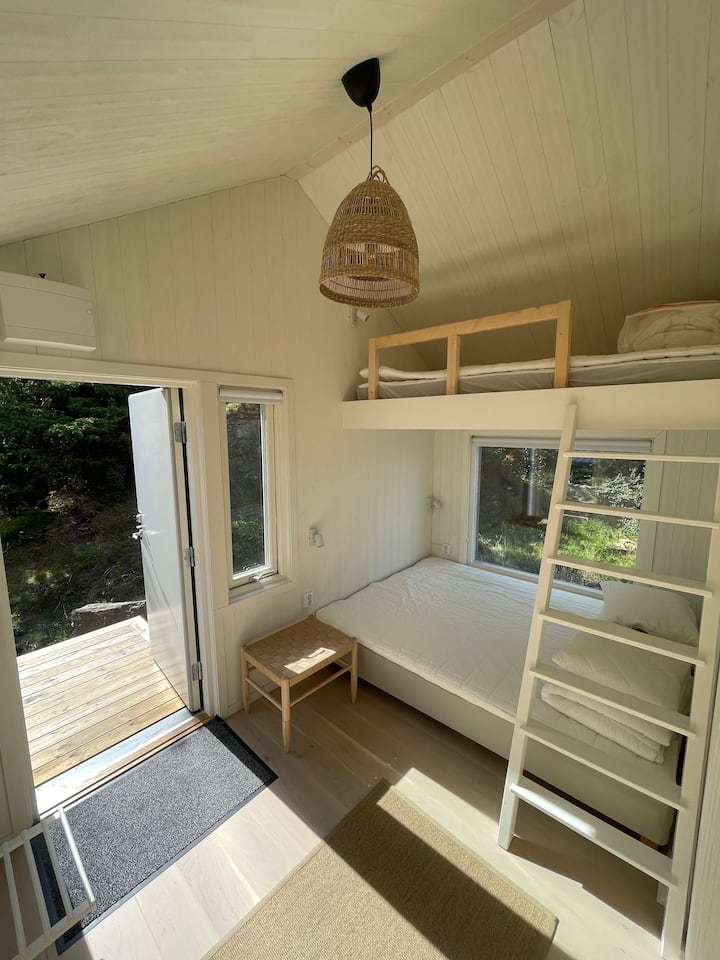 ห้องนอน 3 (เตียงคู่และห้องใต้หลังคา) ในเคบินผู้เข้าพัก - ตอนนี้มีราวจับนิรภัยเต็มความสูง