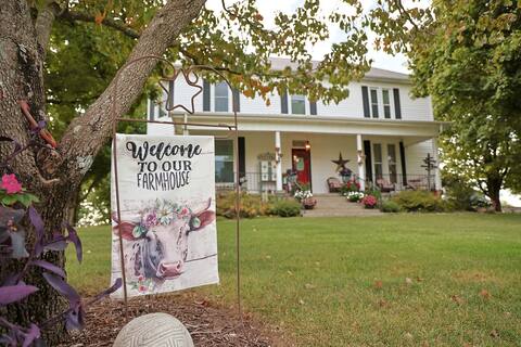 Farmhouse in the Country-4 Huge Bedrooms!