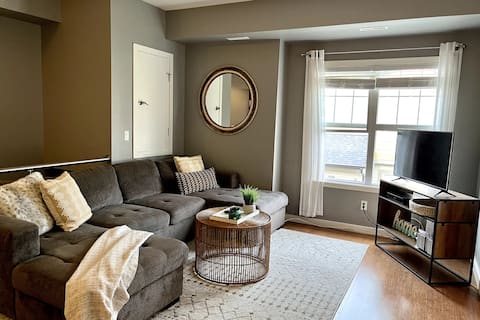 Modern 2BR + Pool + Hot Tub + Gym + Games Room