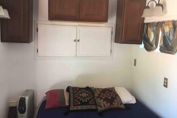 Krevat dopio "queen" me hapësirë magazinimi "cubby" sipër.