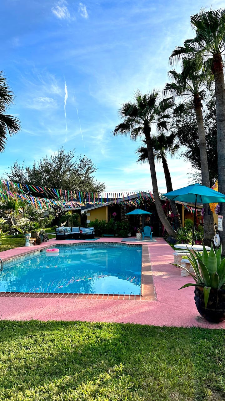 The Pink Casa Pet Friendly with Pool & Firepit - Guesthouses for