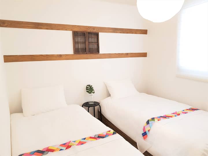 إنه بيت مناسب يتعايش فيه الجمال الكوري والحداثة.