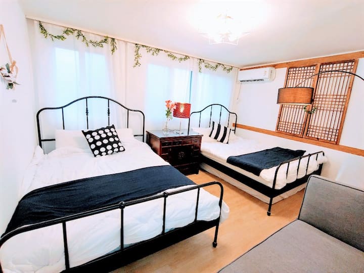 لقد أنشأنا تصميمًا داخليًا كوريًا بزخارف نافذة كورية. رتبت كوريا أسرّة لراحة الثقافة التي تعيش في فاكوينغ أو القادمين من الخارج.