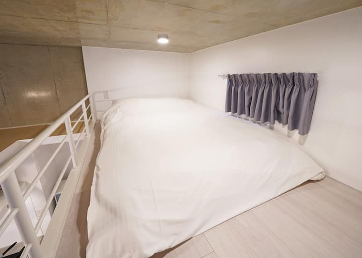 Double size futon is available in the loft.
ロフトにはダブルサイズのお布団をご用意しております。