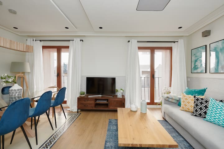 Sophisticated & Refurbished – 2BD 2BTH-Malasaña