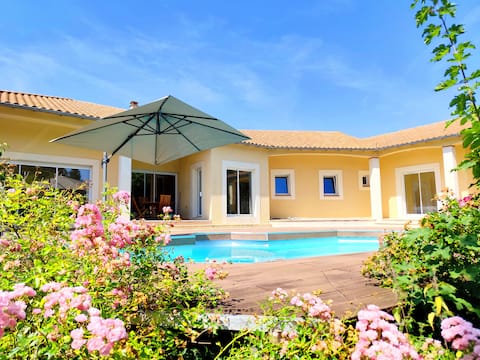 Large Villa + pool 10 min from the city center!