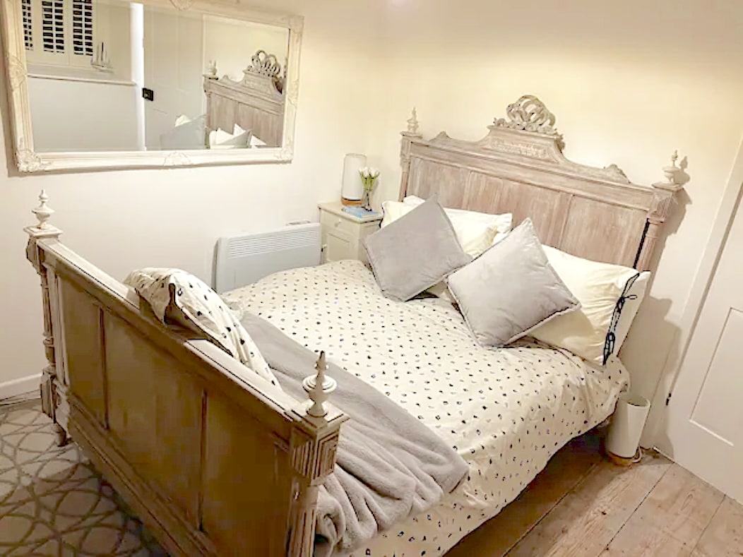 Chumba cha kwanza cha kulala (Mara mbili)
Kitanda cha kale na ukuta wa mawe ulio wazi. 