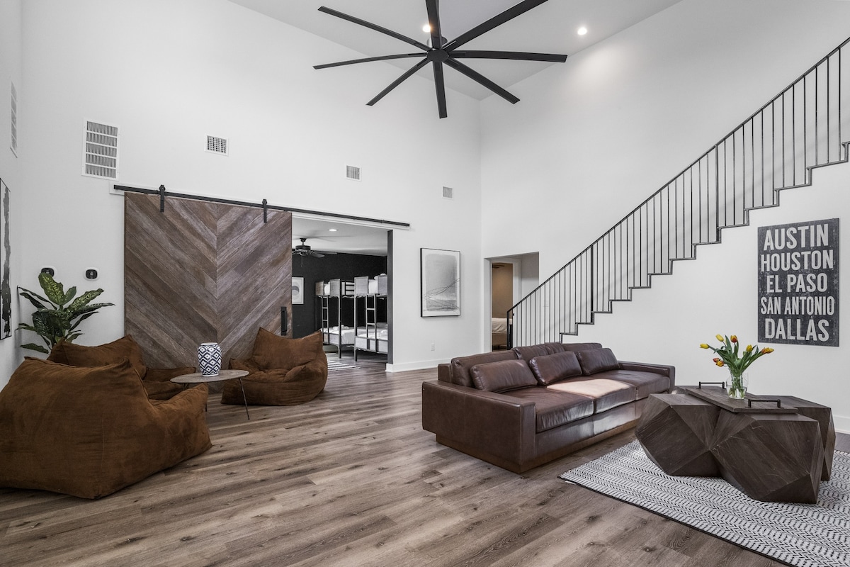 Top Airbnb: GrandVilla: 9000 sqft *Pickleball*Pool*Spa*Sleeps35 in Dripping Springs