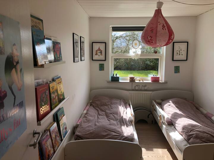 غرفة نوم للأطفال بسريرين فرديين (90 × 200). يرجى ملاحظة أن هذه هي فرشات الأطفال ، لذا فإن النوم عليها ليس مثاليًا للبالغين.