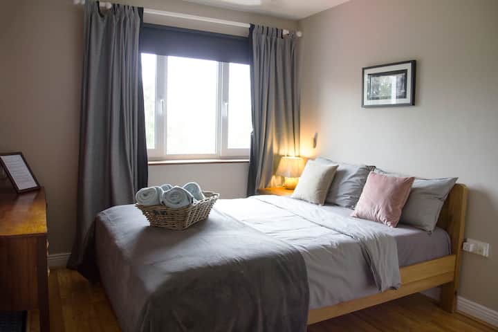 سرير كينج فاخر مع مرتبة نصف زنبركية هجينة من تيمبور. مناشف تكميلية لشخصين. طاولة بجانب السرير مع مصباح القراءة وزجاجة ماء. نافذة زجاجية ثلاثية للاحتفاظ بالحرارة. التدفئة التي تسيطر عليها ثرموستاتي في 18C دافئ