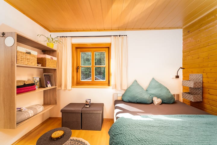 Dvojlôžko Alpine III až pre 2 osoby s posteľou 2,00x1,40 m (domáce zvieratá povolené), kreslom a malým Stôl (vo vnútri je priestor pre vaše veci), gr. Stenová polička s úložnými skrinkami, nástennými vešiakmi, lampou na čítanie, infračerveným kúrením, uterákmi, posteľnou bielizňou, ...