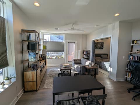 Popular Airbnb listing: East Side Condo in East Cesar Chavez