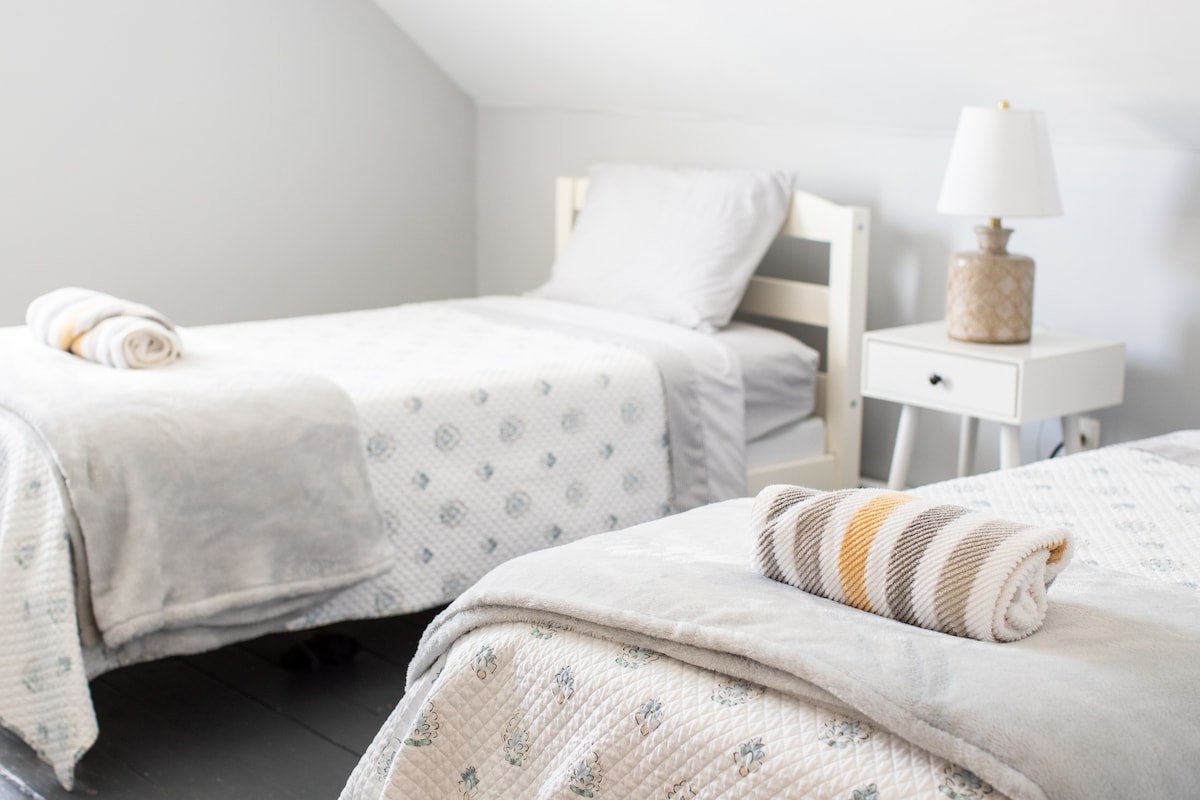 Една спалня с две единични легла.