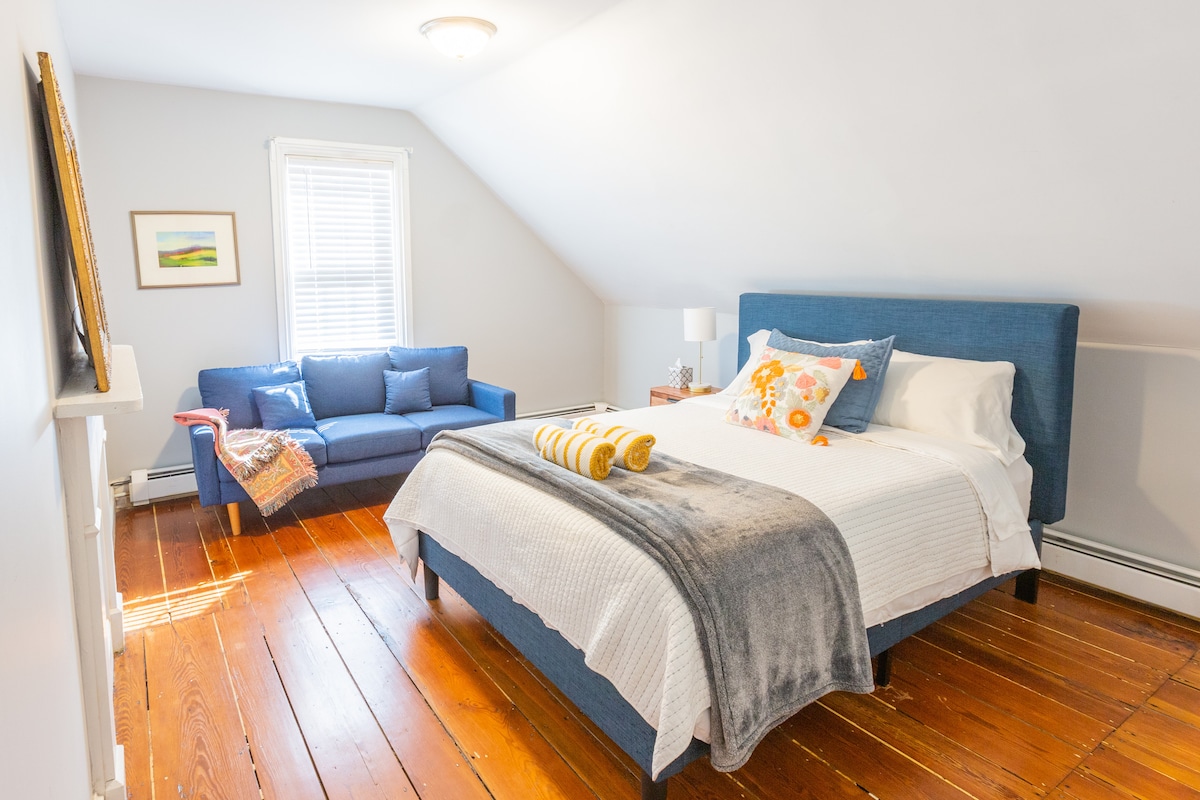 Една спалня с удобно и супер чисто двойно легло.