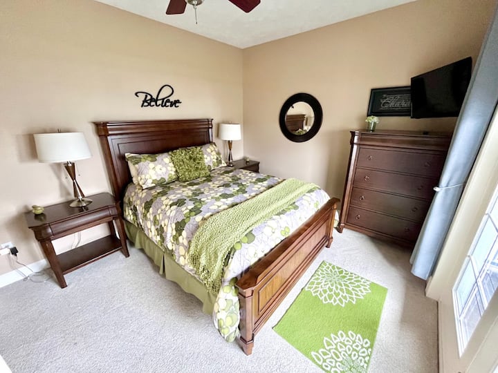 Druhá spálňa s manželskou posteľou, komodou a šatníkom.