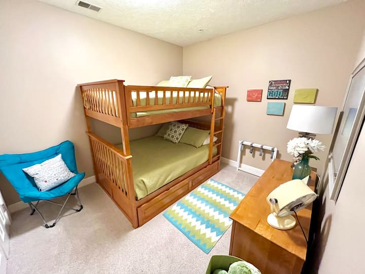 Tretia spálňa má plnohodnotnú poschodovú posteľ, plnú skriňu s vešiakmi a komodu navyše. 