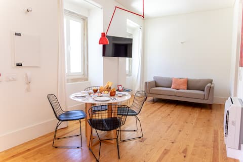 Imóvel de sucesso: Casa René, 2BR apartment with large pool (2nd fl) em União Das Freguesias De Almada, Cova Da Piedade, Pragal E Cacilhas