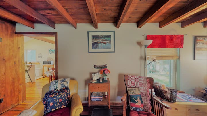 غرفة المعيشة التي تواجه منطقة الطعام