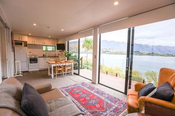 مرافق مطبخ حديثة كاملة بالإضافة إلى جميع الأجهزة الميكروويف والفرن والمحمصة والإبريق وأدوات الطهي. ثلاجة/ثلاجة. مناسبة جدًا للإقامات الطويلة والقصيرة .3 /أرائك جلدية بمقعدين/مقعدين للاسترخاء والاستمتاع بالمناظر الخلابة. تلفزيون معلق على الحائط. تدفئة وتكييف هواء.