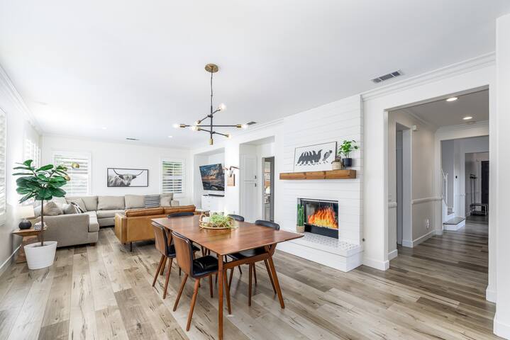 Hillside Oasis- Luxury Home Mins to 6 Flags gallery image 4