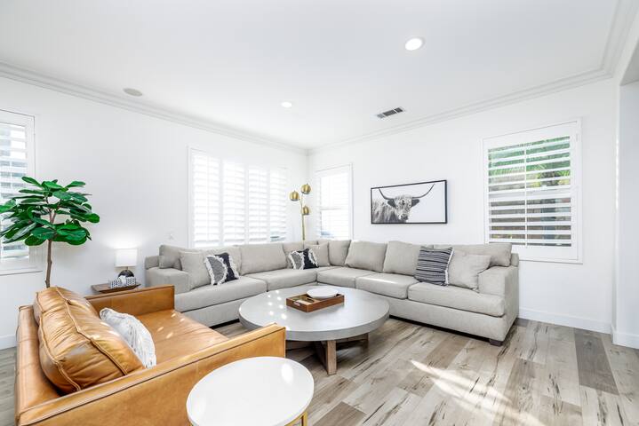 Hillside Oasis- Luxury Home Mins to 6 Flags gallery image 5