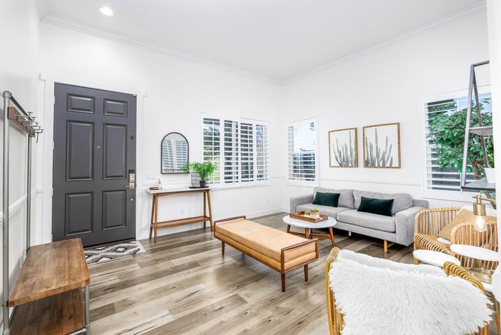 Hillside Oasis- Luxury Home Mins to 6 Flags gallery image 3