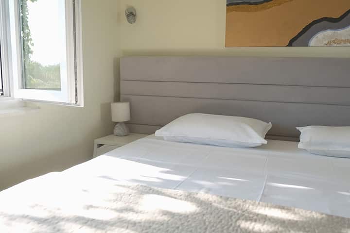 Si no te gusta despertarte con la luz del sol, puedes hacer oscuridad completa con las persianas de las ventanas y dormir tan tarde como quieras.