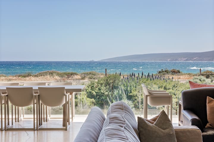 Luxury 4 Bedroom Beach House @ Smiths Beach Resort