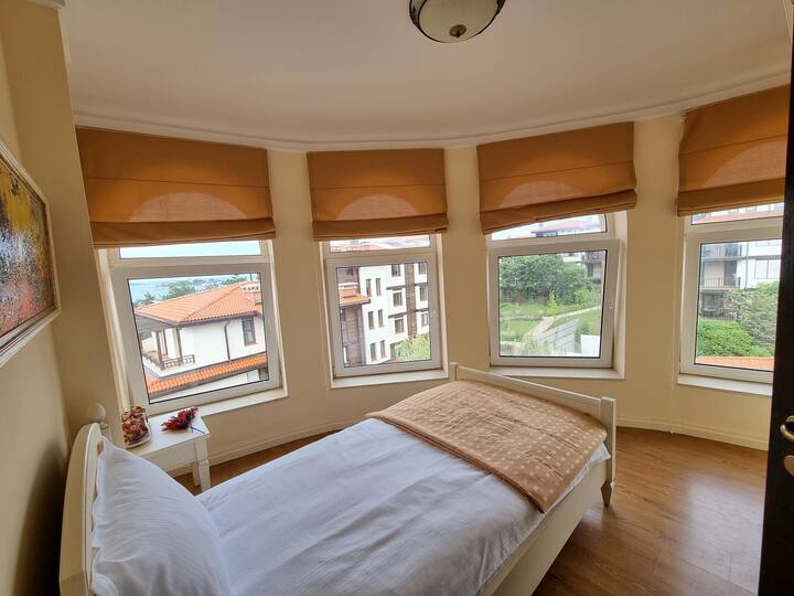 Chumba cha kulala cha starehe na angavu sana 2  na kitanda kimoja kwenye ghorofa ya pili na madirisha ya panoramic yenye mwonekano mzuri wa bahari na  mwonekano wa tata "Santa Marina"