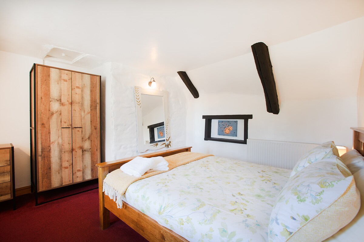 Cómodo dormitorio doble con mucho espacio de almacenamiento.