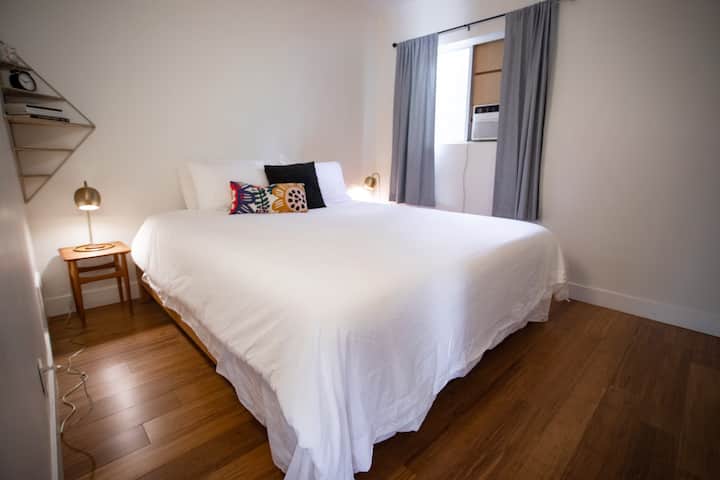 חדר שינה 1 עם מזרן ספוג של קליפורניה קינג ומצעים מכותנה אורגנית. 