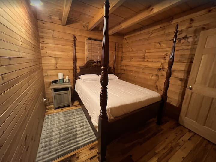 Спална соба бр. 2 со брачен кревет (широк 150-179 см) и простор во плакарот