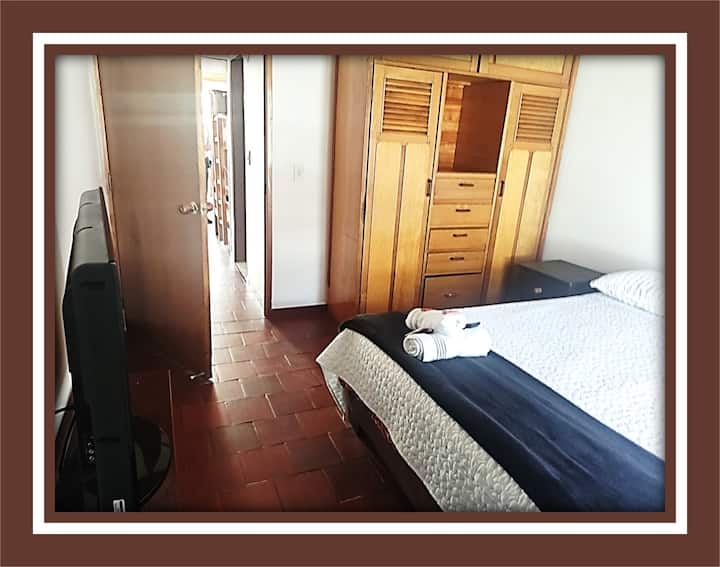 Главна спалня с дрешник, кабелна телевизия и Wi-Fi, с изглед към улицата и парка. Обща баня. 