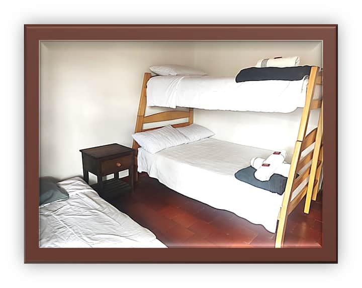 Допълнителна стая на втория етаж, със свободни места за трима души.