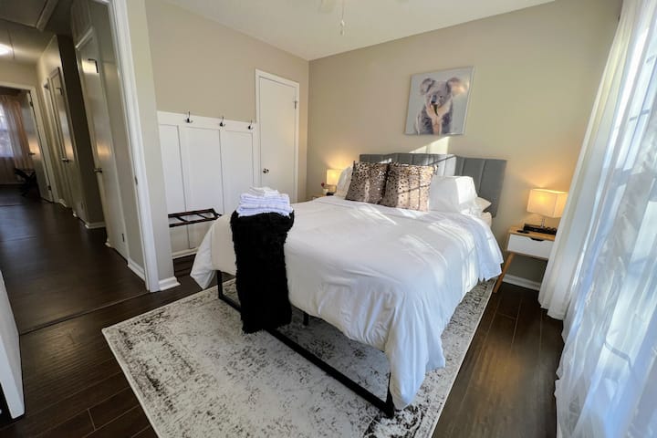 เตียงควีนไซส์ที่สะดวกสบายแสดงที่นี่ใน "ห้องนอนโคอาลา"