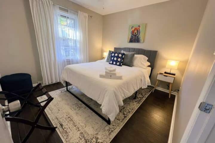 ห้องนอนที่ตกแต่งอย่างสะดวกสบายเตียงควีนไซส์แสดงที่นี่ใน "ห้องนอนหมี"