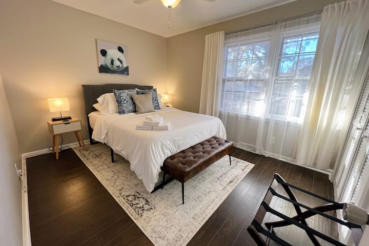 เตียงควีนไซส์สะอาดใน "ห้องนอนแพนด้า" ที่สะดวกสบาย