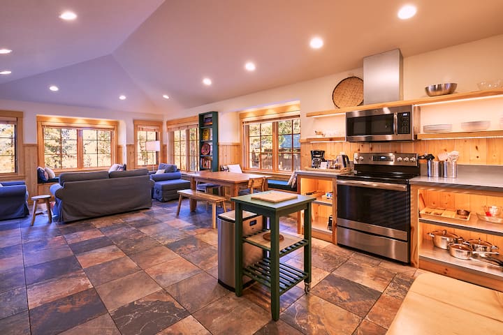 Manzanita Cabin at House on Metolius