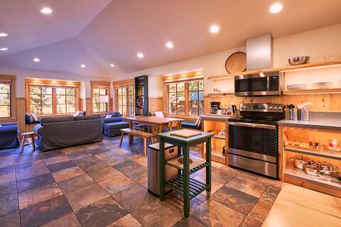 Manzanita Cabin at House on Metolius