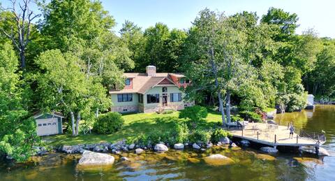 Very private, 4-season, cottage on Green Lake.