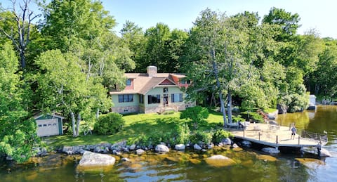Very private, 4-season, cottage on Green Lake.