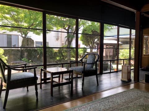Guesthouse with sake and old house [Large room on the first floor]