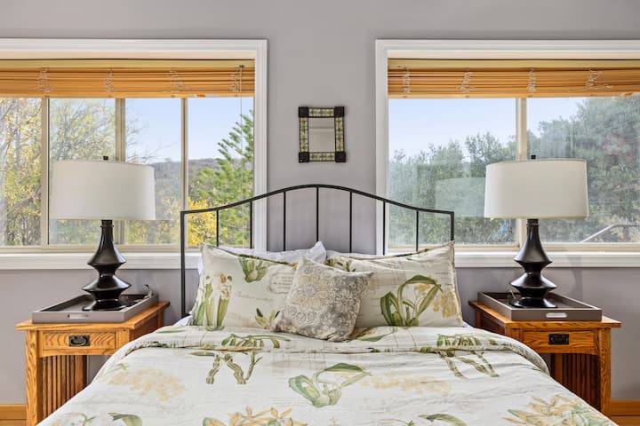 Ნათელი საძინებელი მშვიდია. Საგზაო მოძრაობის ხმაური არ არის!