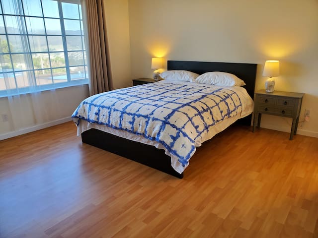 Spacious & Clean 4BR SSF House, Amazing Bay Views