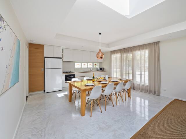 WOODfire DOG friendly NEW beach 100m away Hamptons gallery image 4