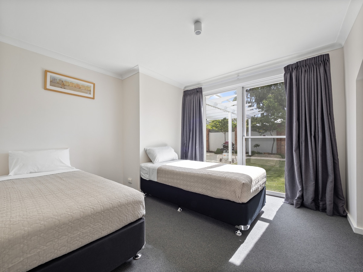 Cette chambre sort du couloir et dispose de deux lits simples (hôtel standard), de tapis et de rideaux