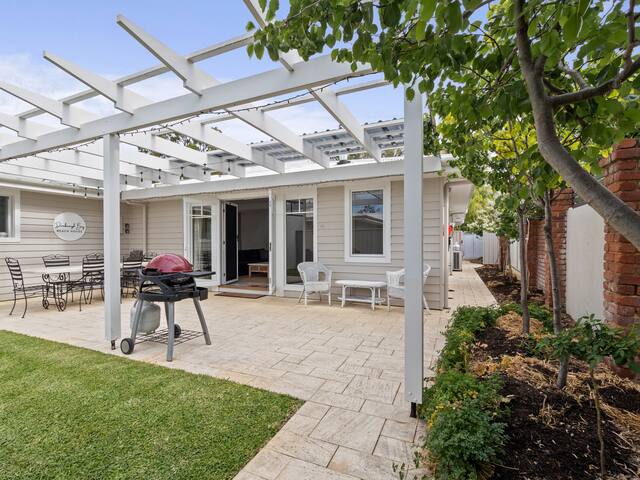 WOODfire DOG friendly NEW beach 100m away Hamptons gallery image 3