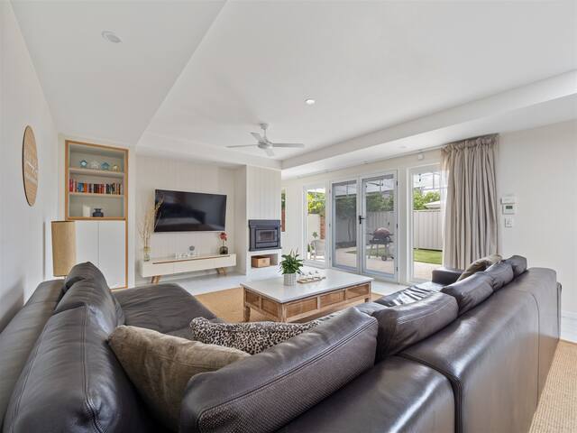 WOODfire DOG friendly NEW beach 100m away Hamptons gallery image 2