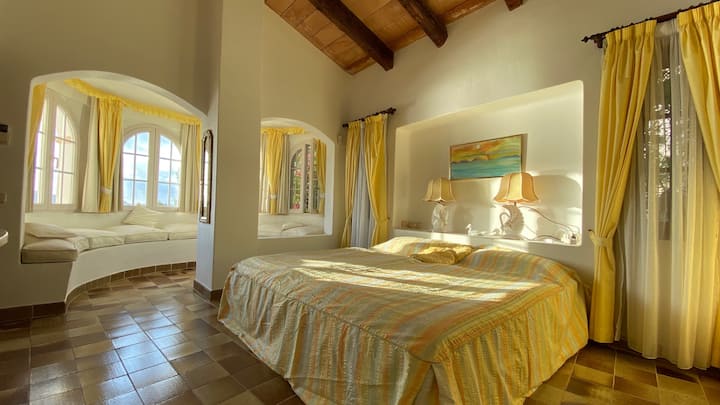 ห้องนอนใหญ่
พร้อมฝักบัวอาบน้ำโถสุขภัณฑ์และโถสุขภัณฑ์