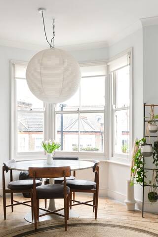 Beautiful Two Bed Flat Zone 2 gallery image 2